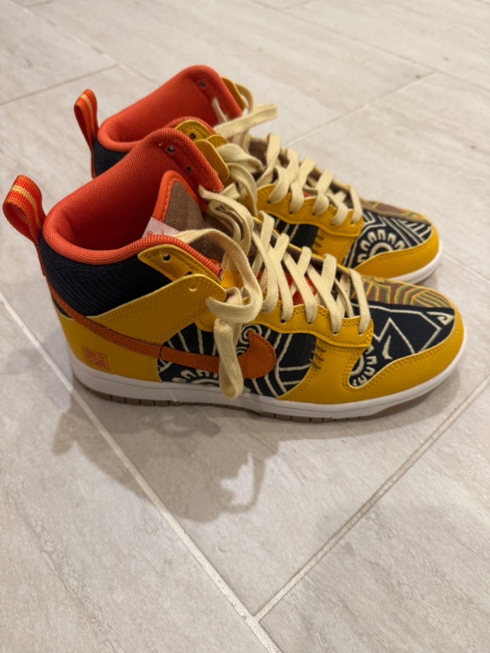 NEW Nike Dunk High "Somos Familia" Yellow/Blk/Orange | Women's 7.5 | Premium - Picture 4 of 8